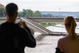 Mitten in Dresdens Innenstadt: Ein 100 Meter langes Teilstück der Carolabrücke stürzte in der Nacht in die Elbe.