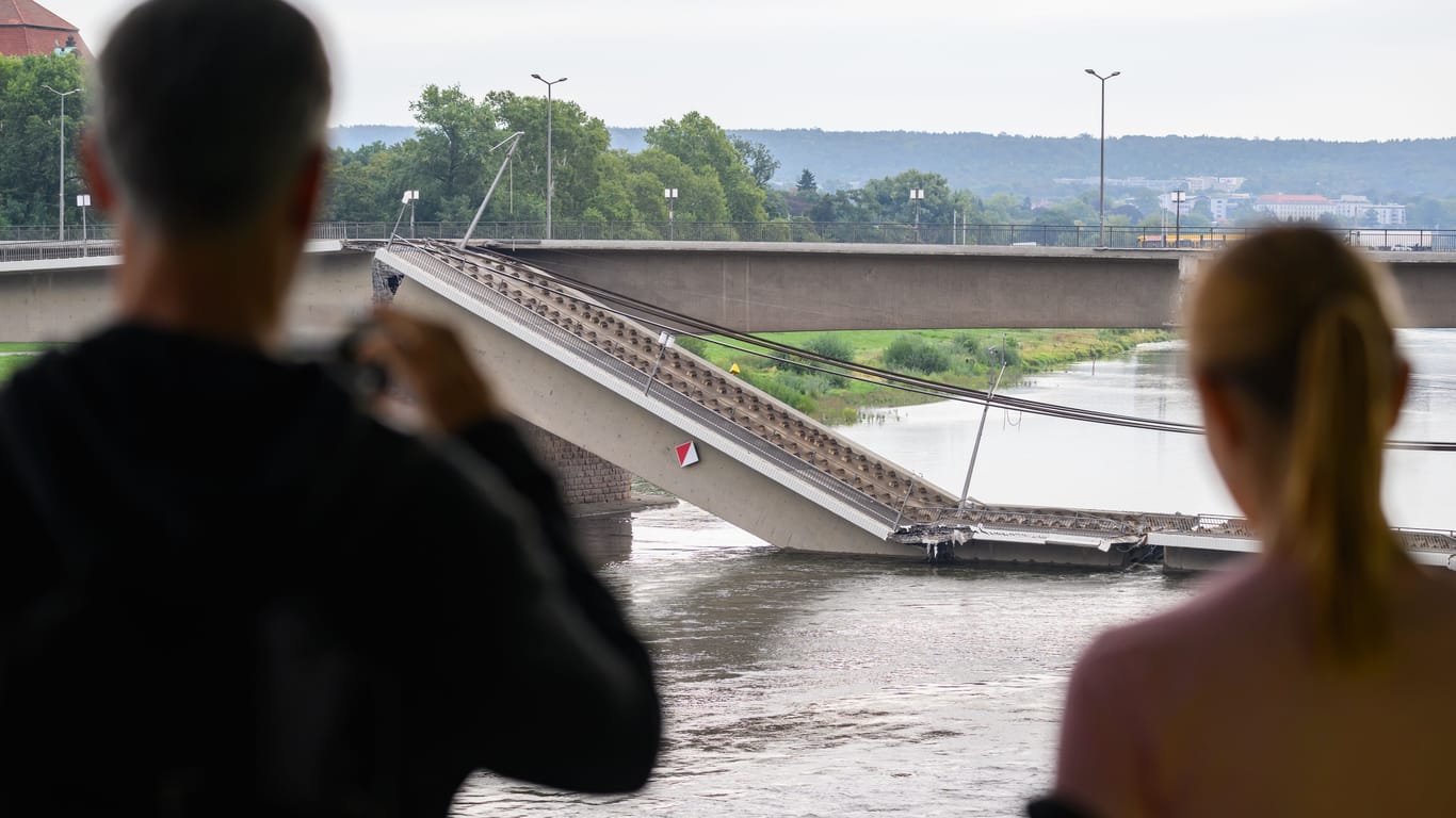 Mitten in Dresdens Innenstadt: Ein 100 Meter langes Teilstück der Carolabrücke stürzte in der Nacht in die Elbe.