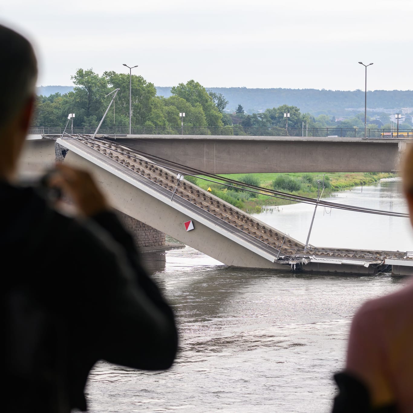 Mitten in Dresdens Innenstadt: Ein 100 Meter langes Teilstück der Carolabrücke stürzte in der Nacht in die Elbe.