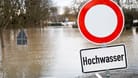 Hochwasser-Verkehrsschild in Deutschland.