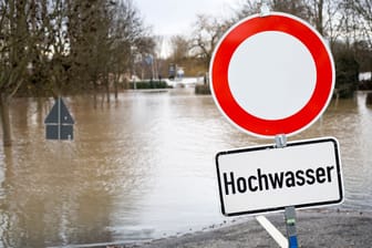 Hochwasser-Verkehrsschild in Deutschland.