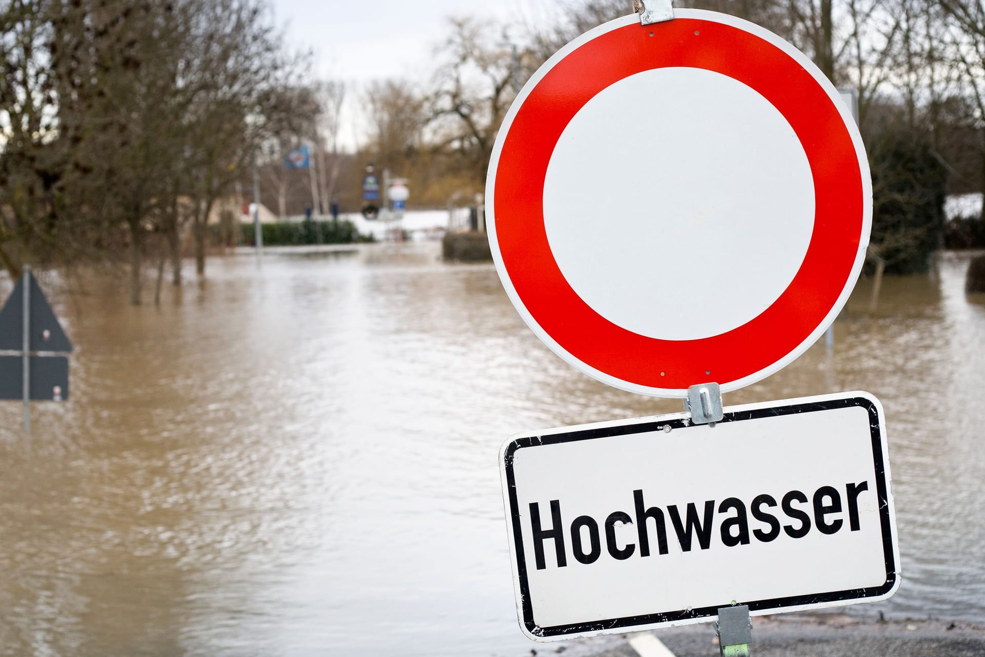 Hochwasser-Verkehrsschild in Deutschland.