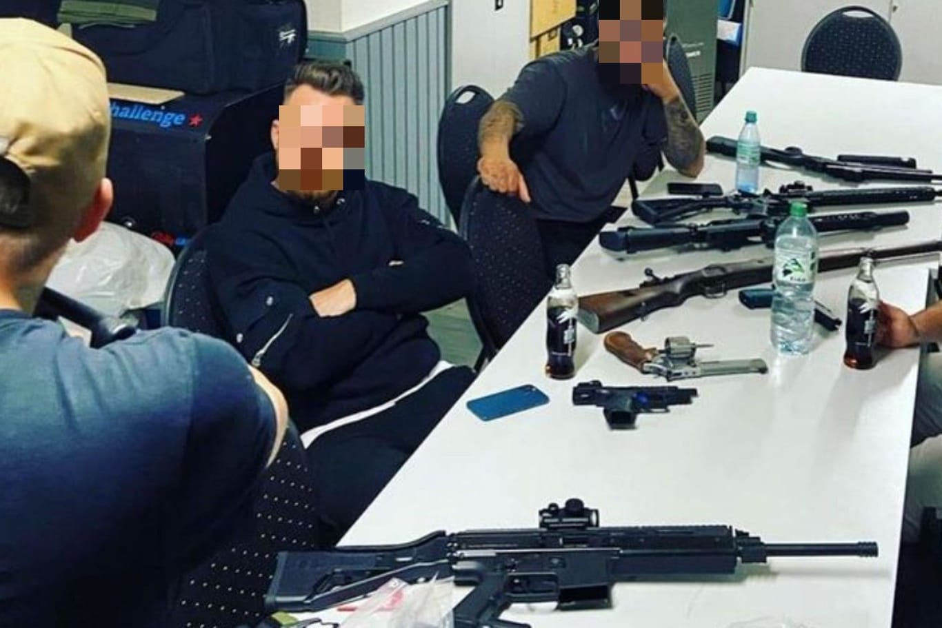 Rocker mit Waffen (Archivbild): Das Foto stammt von einem ehemaligen Bandidos-Mitglied, das jetzt bei den Hells Angels ist.