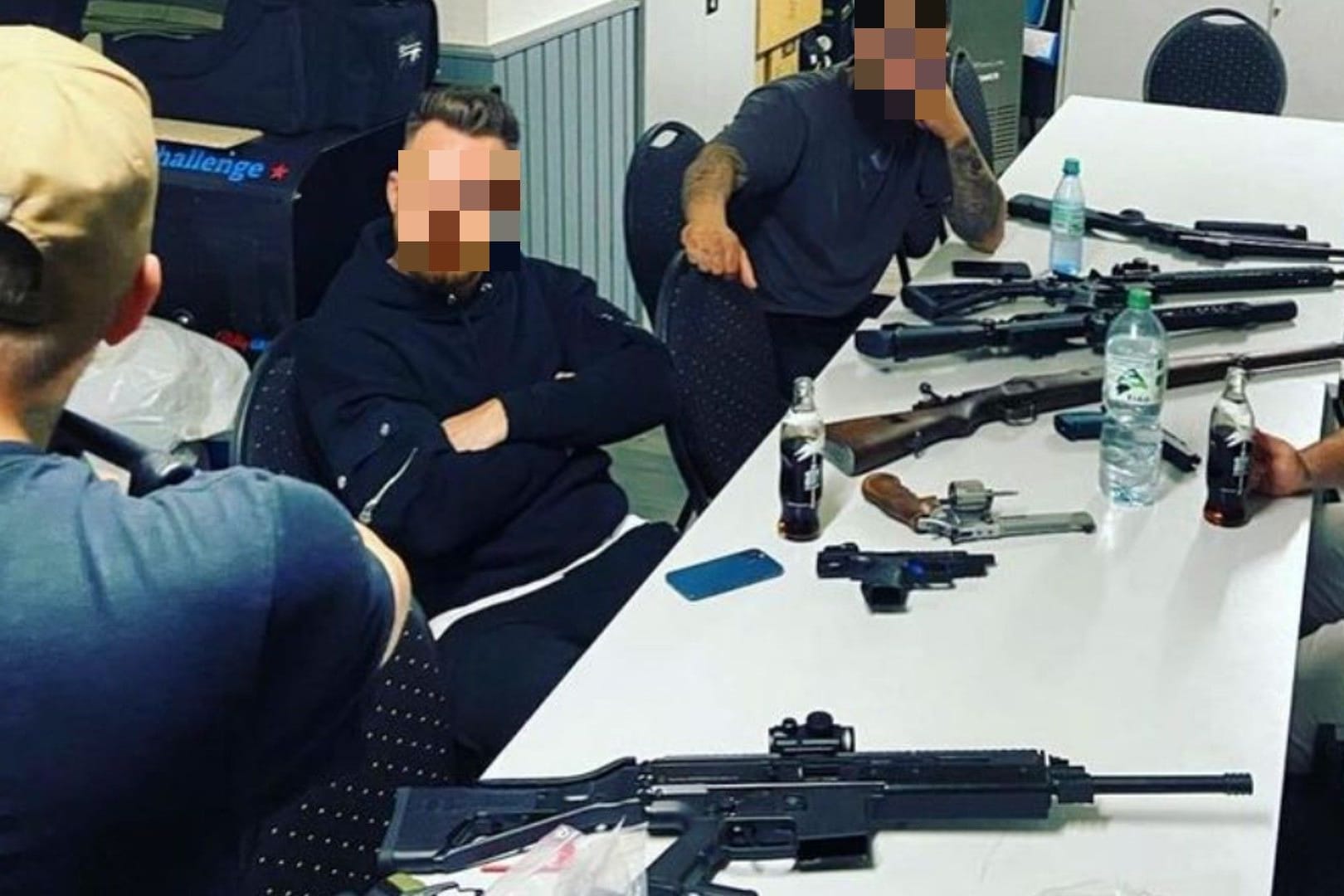 Rocker mit Waffen (Archivbild): Das Foto stammt von einem ehemaligen Bandidos-Mitglied, das jetzt bei den Hells Angels ist.