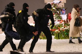 Polizeibeamte gehen hart gegen Regimegegner vor, wie hier in St. Petersburg (Archivbild).