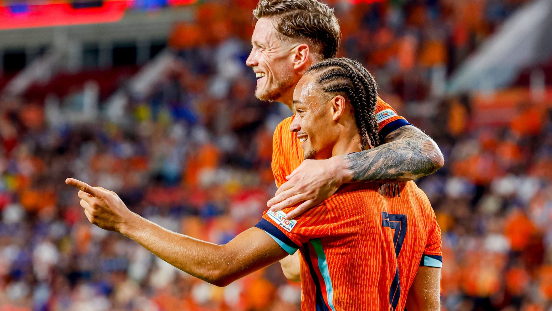 Wout Weghorst (hinten) und Xavi Simons: Die Niederlande feierten einen klaren Sieg in Eindhoven.