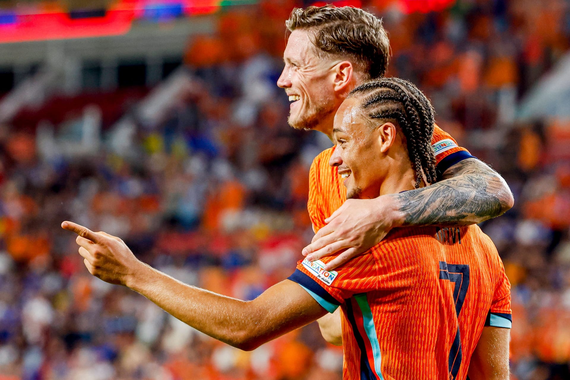 Wout Weghorst (hinten) und Xavi Simons: Die Niederlande feierten einen klaren Sieg in Eindhoven.