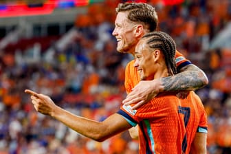 Wout Weghorst (hinten) und Xavi Simons: Die Niederlande feierten einen klaren Sieg in Eindhoven.