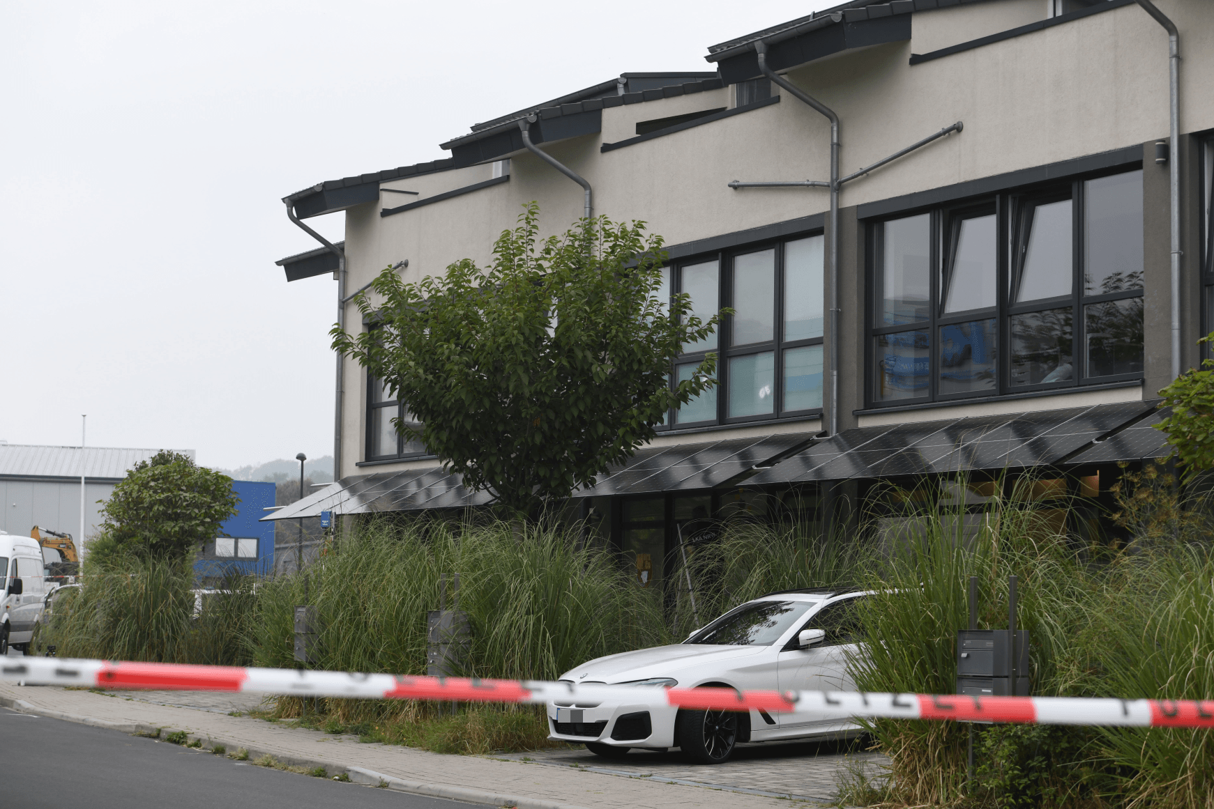 Ein Gebäude in einem Industriegebiet in Hürth bei Köln: Nach Schüssen auf das Gebäude ermittelt die Ermittlungsgruppe "Sattla" im Drogenmilieu.