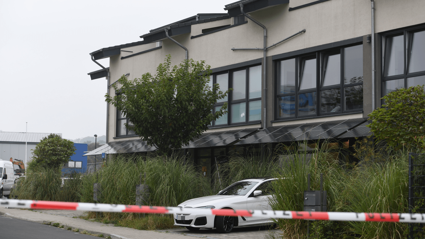 Lagerhalle in Köln-Hürth (Archivbild): Hier wurden im Ende Juni Schüsse abgegeben worden sein.