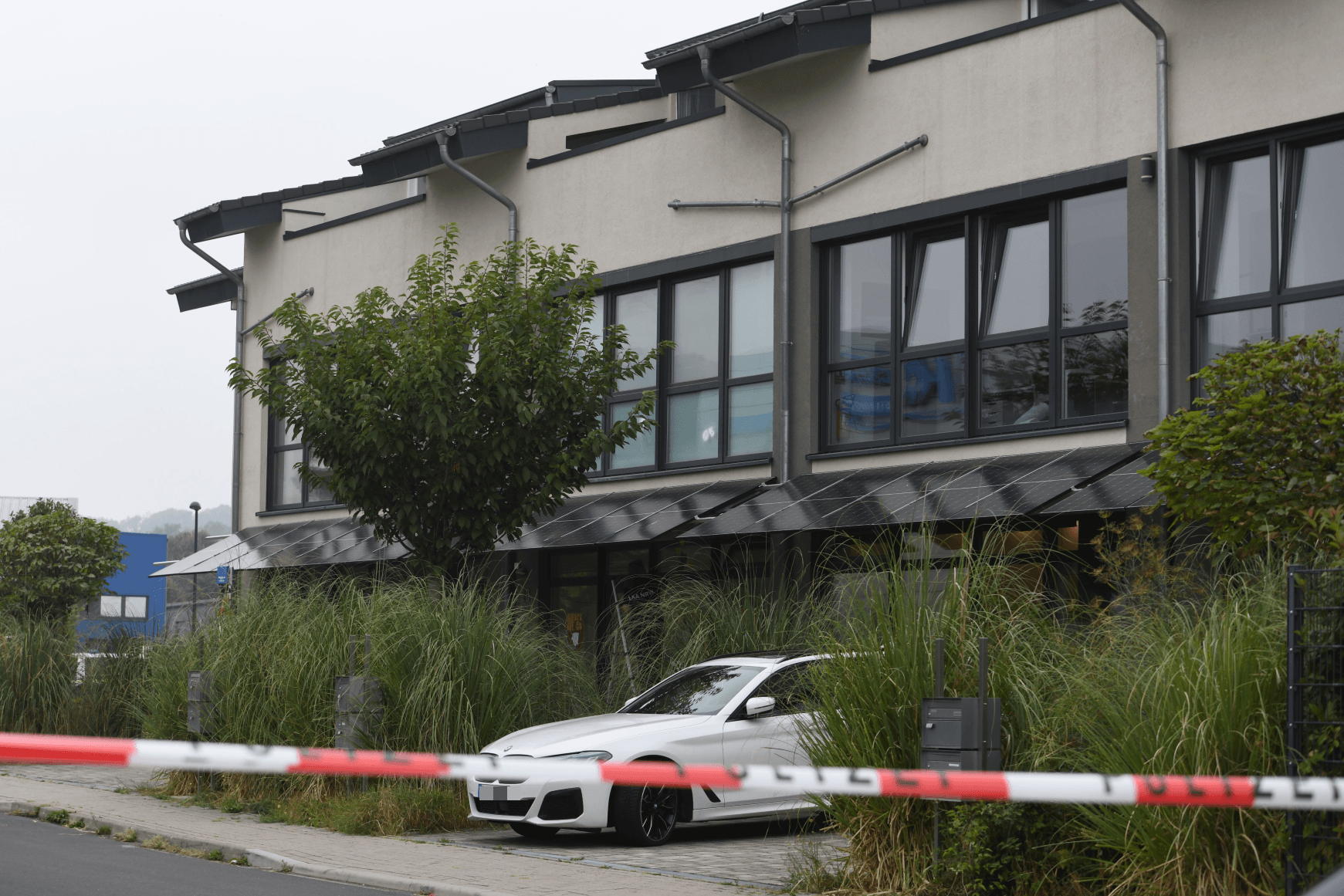 Das Gebäude in Hürth: Die Kugeln haben offenbar die Fenster getroffen.