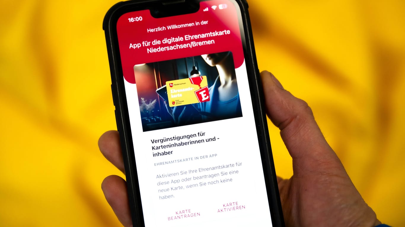 Die App für die digitale Ehrenamtskarte ist auf einem Smartphone geöffnet: Das Angebot ist am Dienstag gestartet.