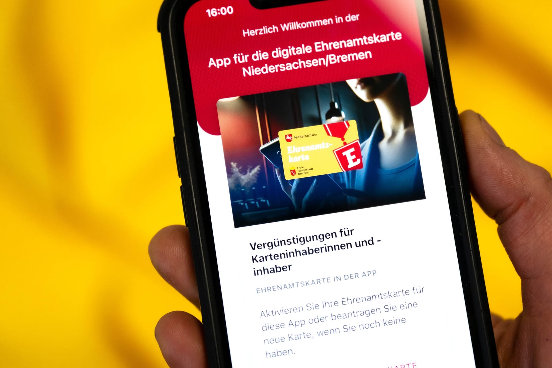 Die App für die digitale Ehrenamtskarte ist auf einem Smartphone geöffnet: Das Angebot ist am Dienstag gestartet.