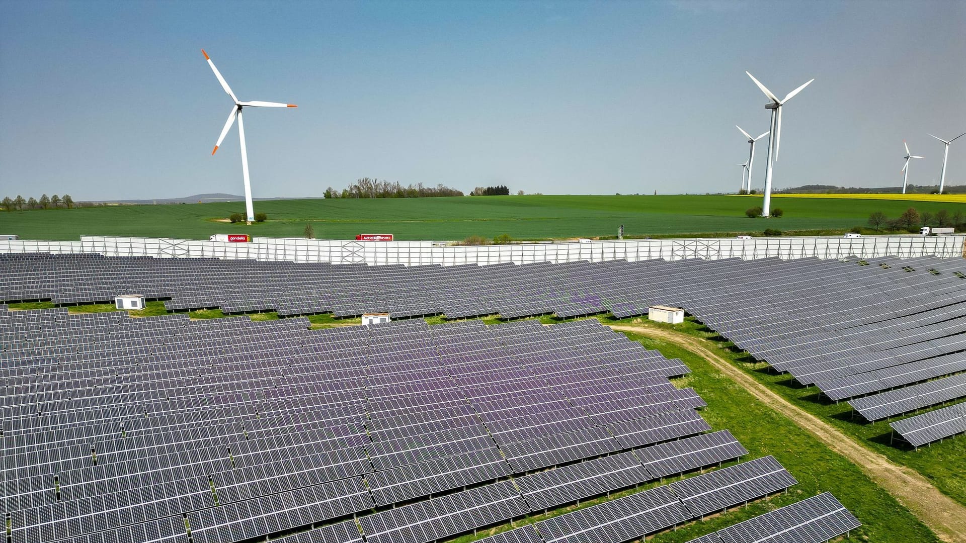 Windräder hinter Solaranlagen