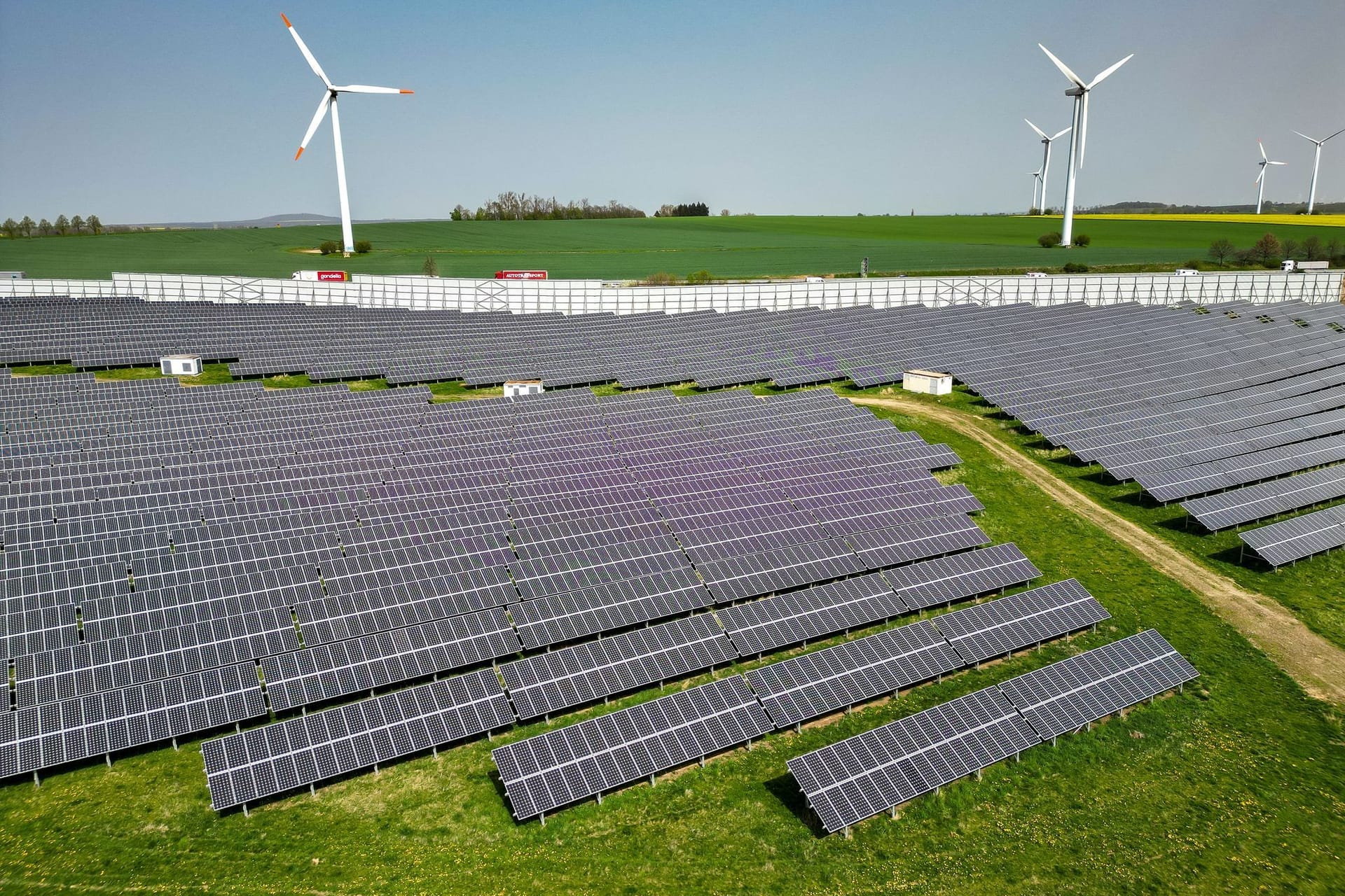 Windräder hinter Solaranlagen