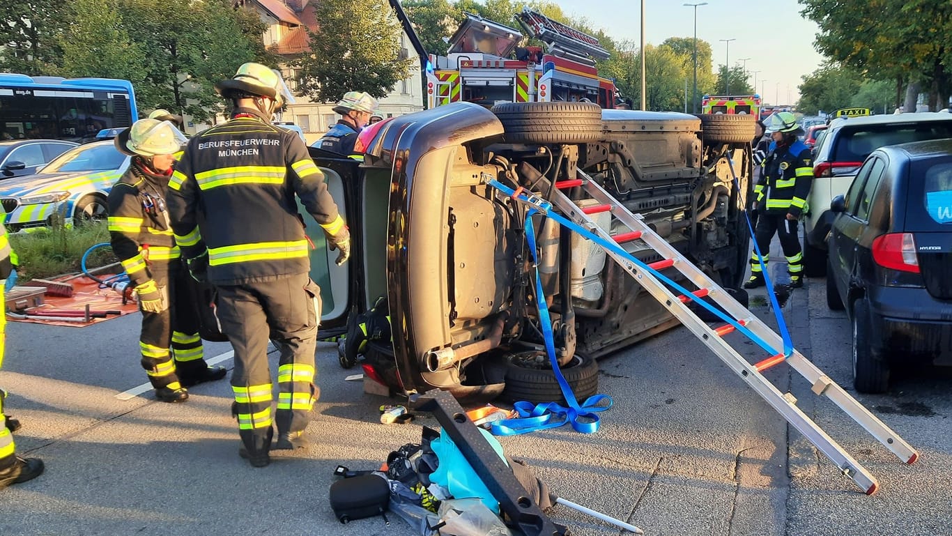 Das Auto blieb nach dem Unfall in Seitenlage liegen: Der Fahrer wurde leicht verletzt.