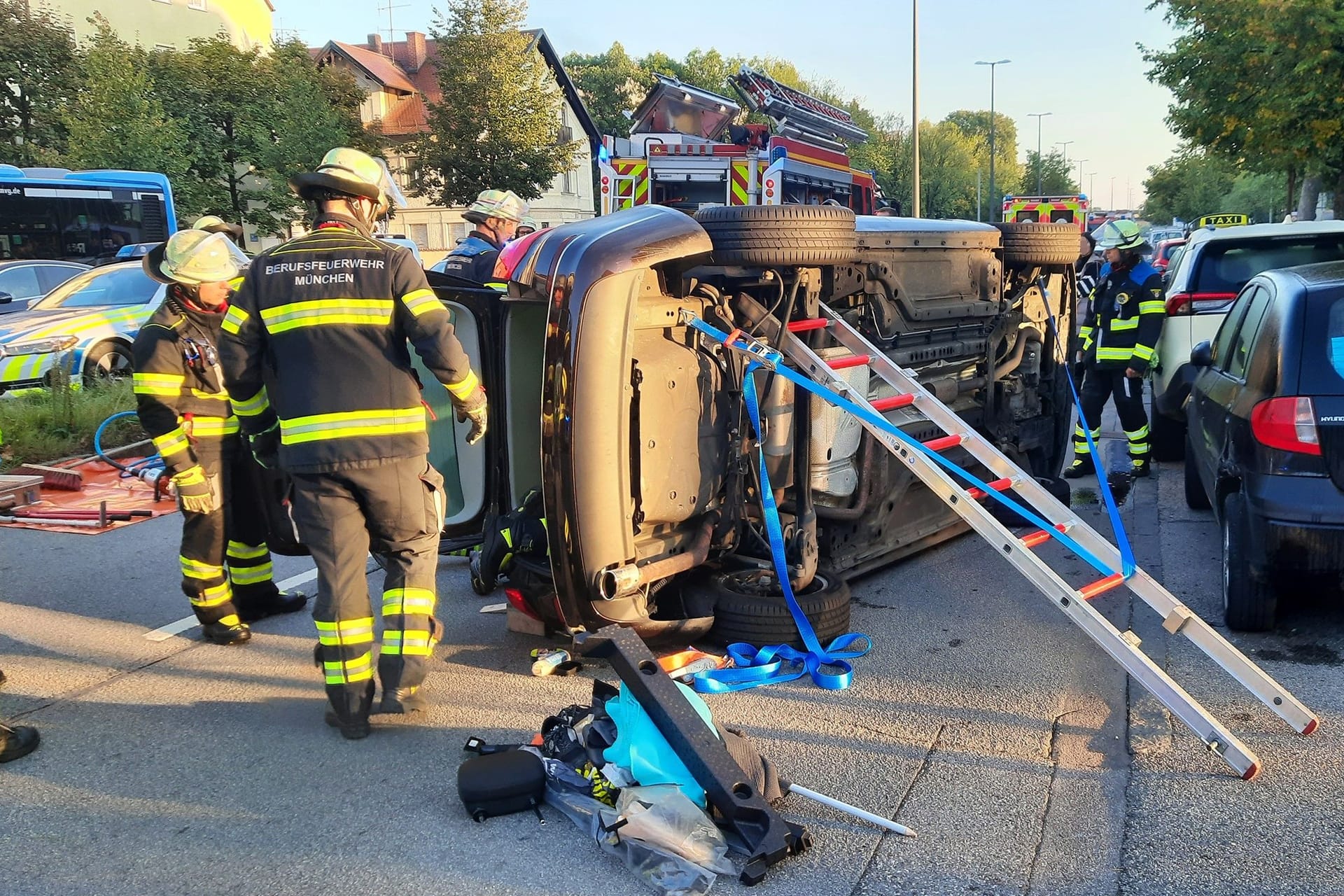 Das Auto blieb nach dem Unfall in Seitenlage liegen: Der Fahrer wurde leicht verletzt.