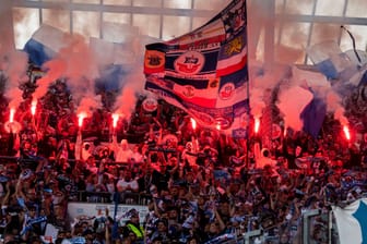 Hansa-Rostock-Fans im Stadion (Symbolbild): Vor dem brisanten Drittligaspiel zwischen Dynamo Dresden und Hansa Rostock war die Polizei schon am Morgen in Alarmbereitschaft.