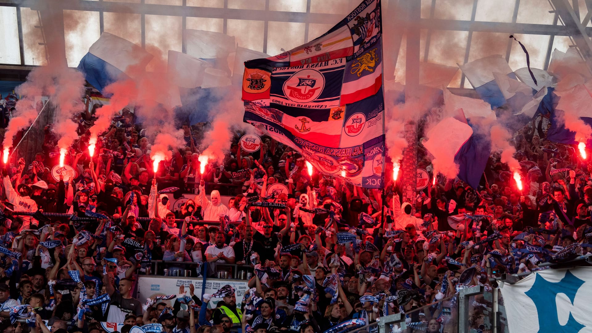 Hansa-Rostock-Fans im Stadion (Symbolbild): Vor dem brisanten Drittligaspiel zwischen Dynamo Dresden und Hansa Rostock war die Polizei schon am Morgen in Alarmbereitschaft.