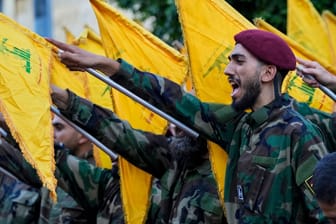 Hisbollah-Kämpfer bei einem Trauerzug für getötete Kommandeure.