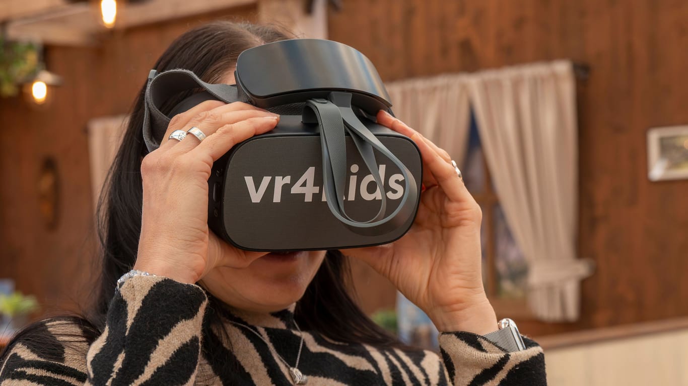 Frau mit VR-Brille: Auf dem Oktoberfest zeigte Vr4Kids wie Kinder mit Behinderung virtuell auf die Wiesn gehen können.