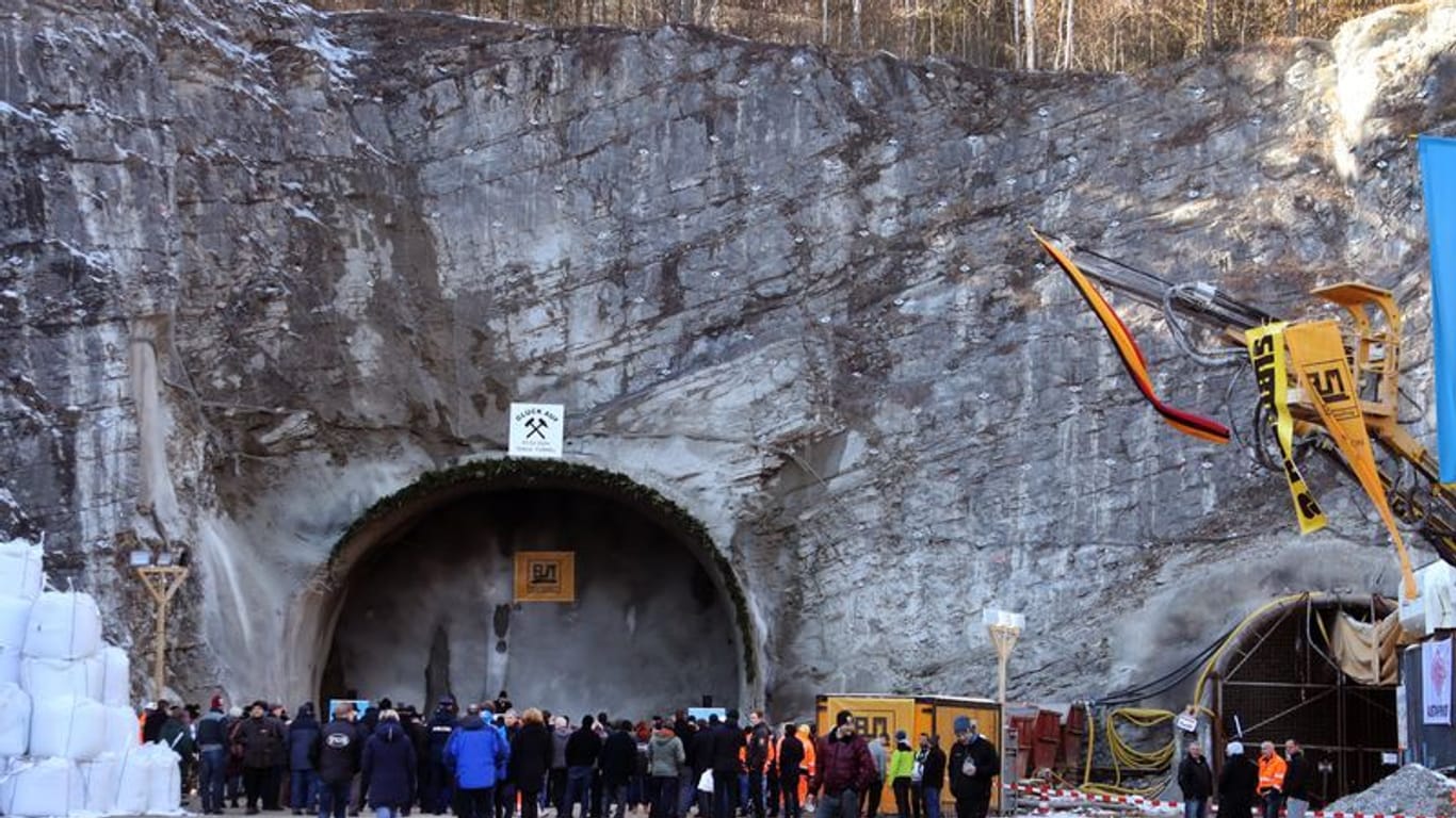 Arbeiter und Gäste stehen nach dem offiziellen Tunnelanschlag vor dem zukünftigen Nordportal des Kramertunnels.