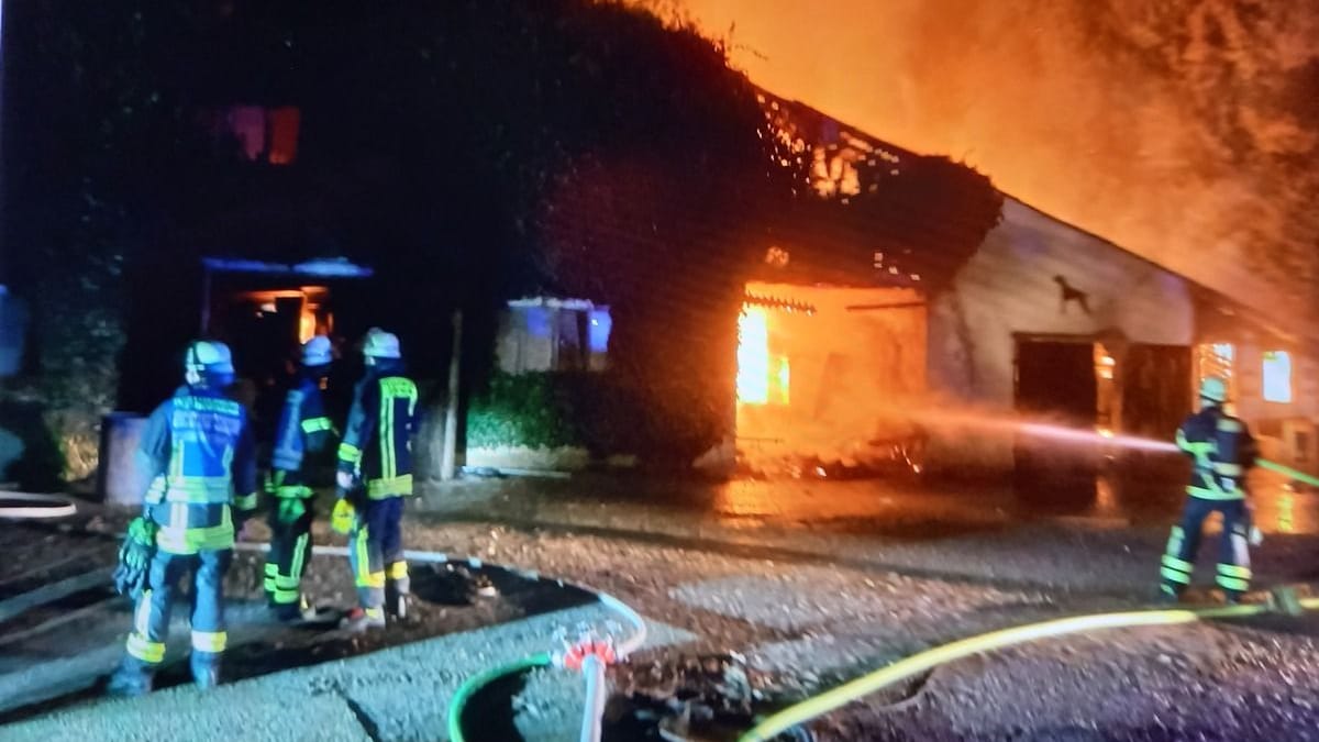 Die Scheune eines landwirtschaftlichen Betriebs steht in Vollbrand: Die Feuerwehr konnte ein Übergreifen der Flammen verhindern.