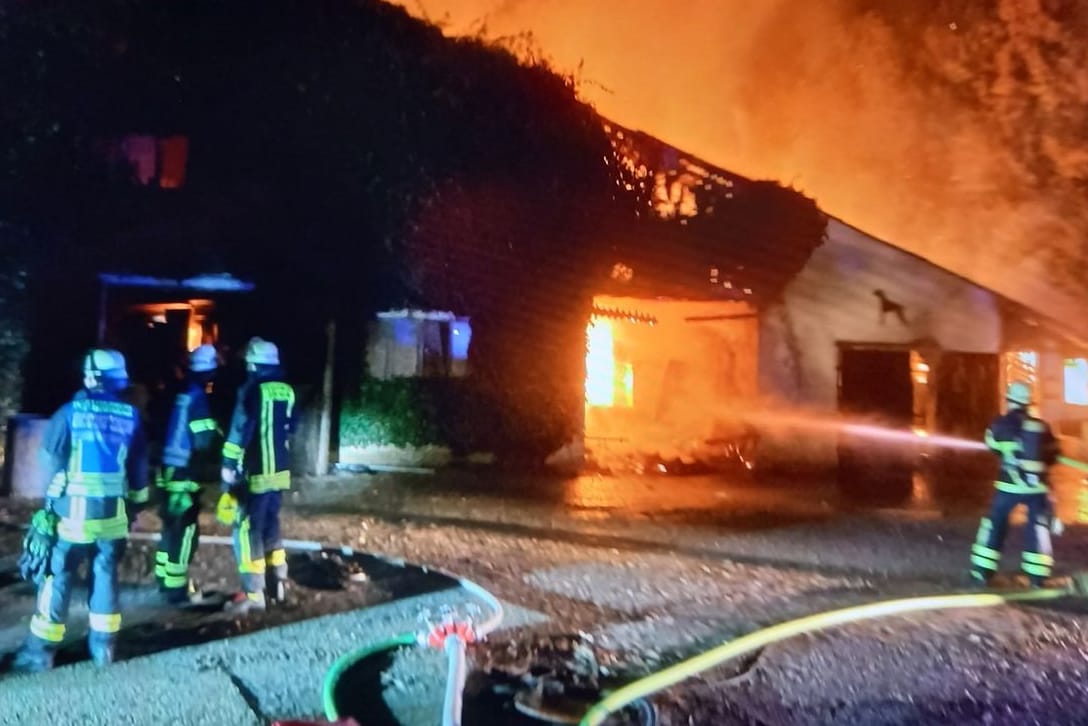 Die Scheune eines landwirtschaftlichen Betriebs steht in Vollbrand: Die Feuerwehr konnte ein Übergreifen der Flammen verhindern.