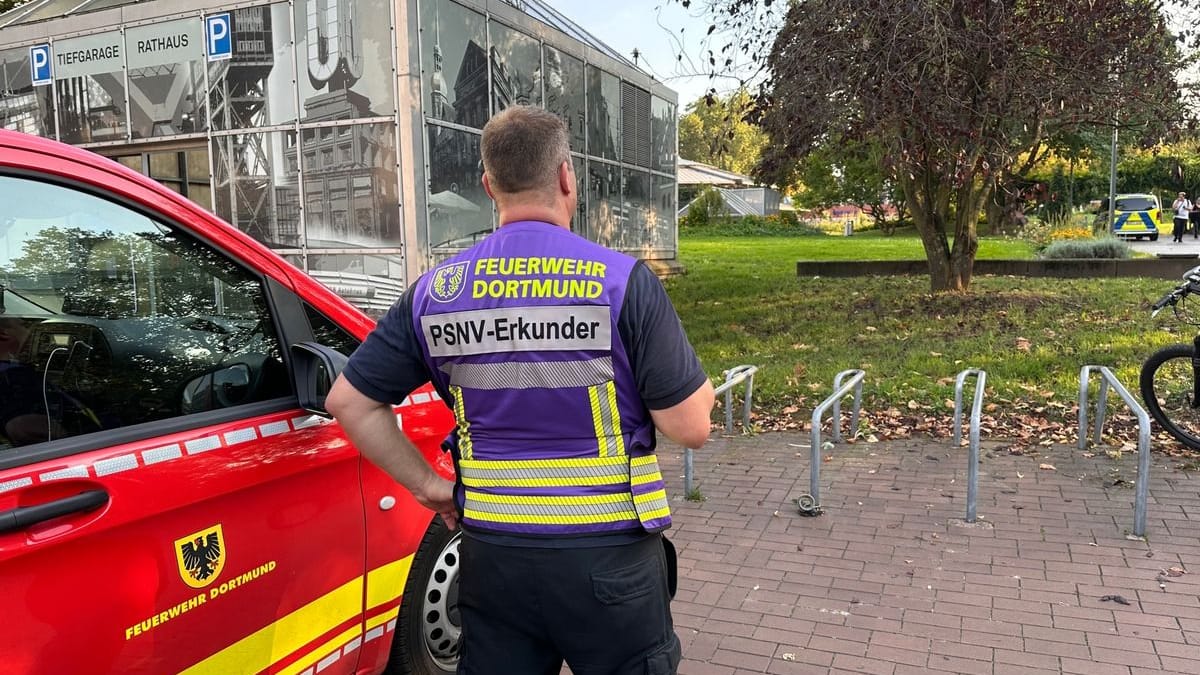 Einsatzkräfte der Feuerwehr am Stadtgarten: Am Donnerstag kam es zu einem Unfall an der Haltestelle.