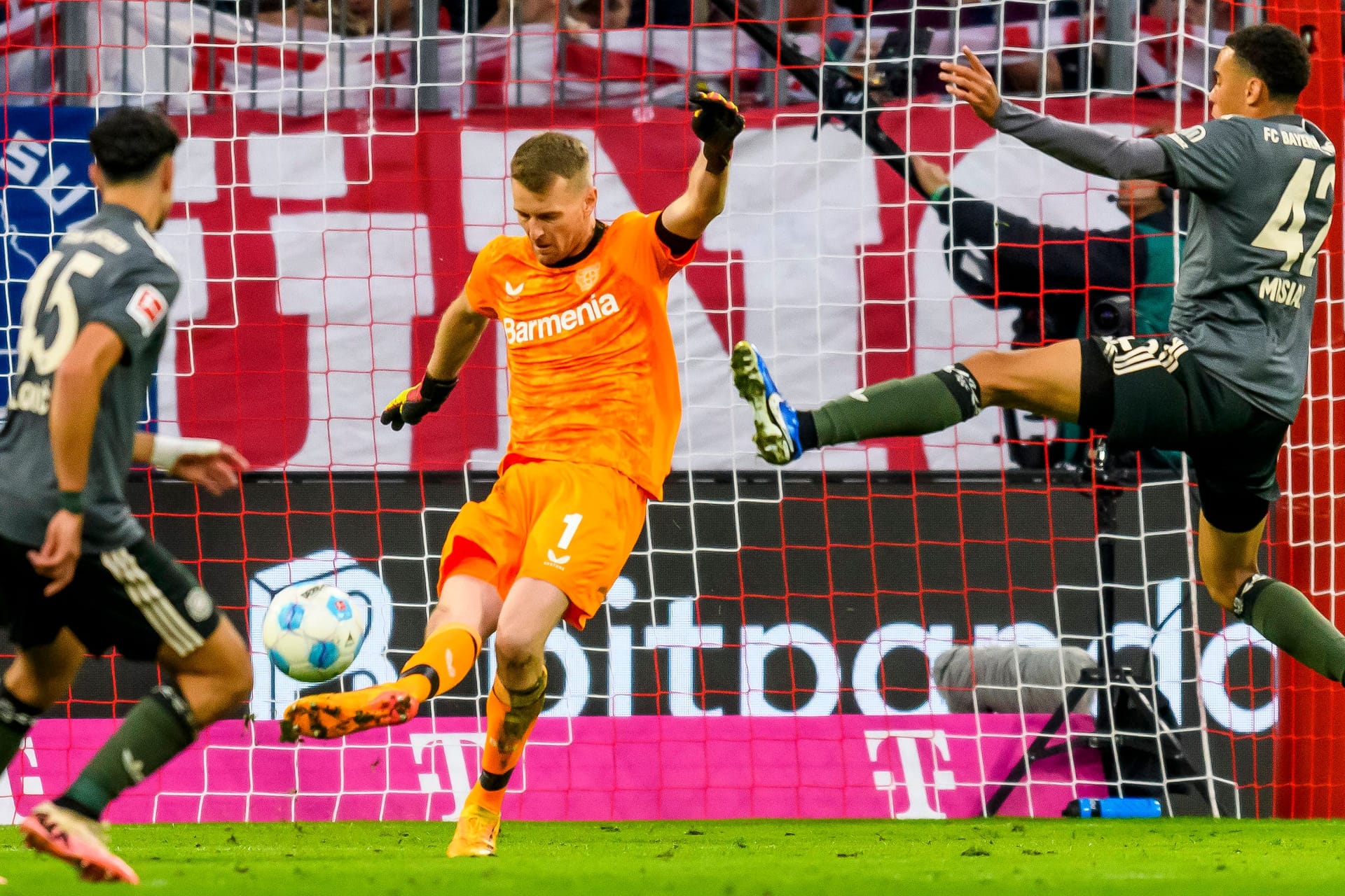 Lukas Hradecky: Ließ sich bei seinen Abstößen schon früh in der Partie aufreizend viel Zeit, wurde dafür konstant vom Münchner Publikum ausgepfiffen. Unglücklich beim 1:1, als er noch eine Hand an den Gewaltschuss von Alexander Pavlovic bekam – aber letztlich schuldlos (39.). Nach der Halbzeitpause fast beschäftigungslos, nur noch einmal von Olise aus spitzem Winkel geprüft, war aber da (57.). Note 3