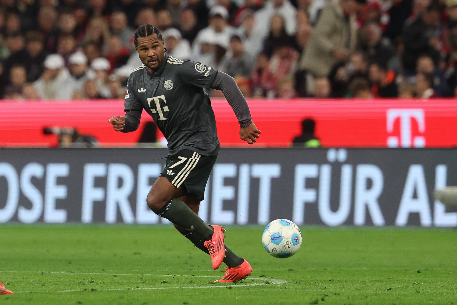 Serge Gnabry (bis 65. Minute): Balleroberung am eigenen Sechzehner (4.). Beim 0:1 rückte er etwas zu spät raus und konnte den Schuss nicht mehr verhindern. Im Doppelten Alu-Pech: Schaffte das fast Unmögliche und traf zuerst den Innenpfosten, mit seinem Nachschuss die Latte (48.). Note 3