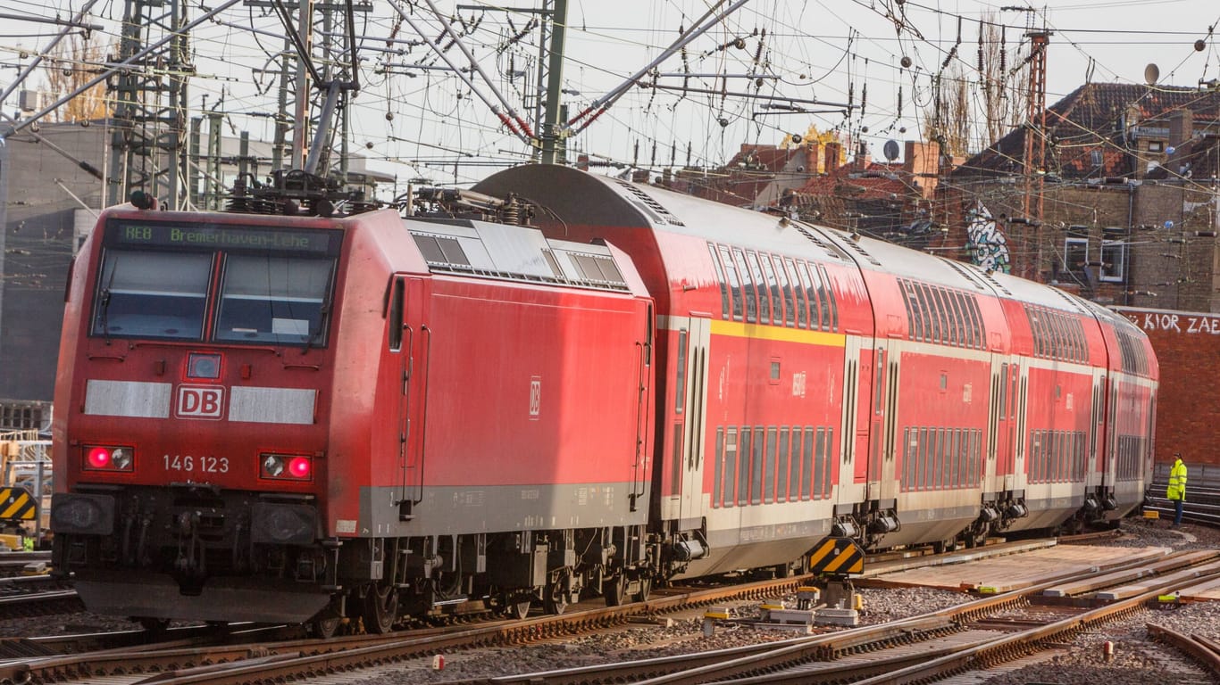 Ein Regionalexpress im Hauptbahnhof Hannover (Symbolbild): Die Jugendlichen erstatteten in Bremen Anzeige bei der Bundespolizei.