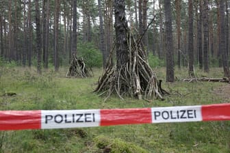 Absperrung im Wald (Symbolbild): Die Polizei ermittelt.