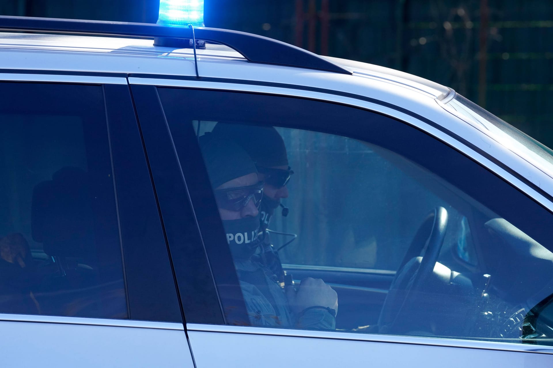 Beamte der GSG 9 mit Gesichtsmasken (Symbolbild): Die Elitepolizisten waren im Einsatz, weil ein Beschuldigter als potenziell gefährlich galt.