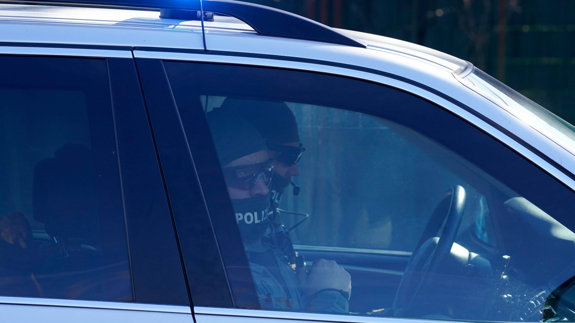 Beamte der GSG 9 mit Gesichtsmasken (Symbolbild): Die Elitepolizisten waren im Einsatz, weil ein Beschuldigter als potenziell gefährlich galt. Beamte der GSG 9 mit Gesichtsmasken (Symbolbild): Die Elitepolizisten waren im Einsatz, weil ein Beschuldigter als potenziell gefährlich galt.