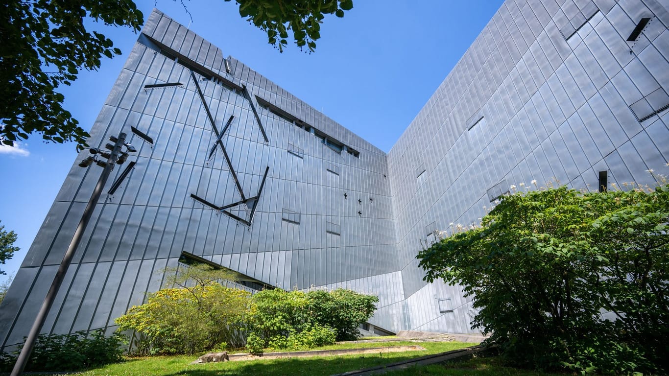 ARCHIV - 15.07.2024, Berlin: Außenansicht vom modernen Neubau-Teil des Jüdischen Museum im Ortsteil Kreuzberg. Der Bau aus Titanzink wurde vom Star-Architekten Daniel Libeskind entworfen.