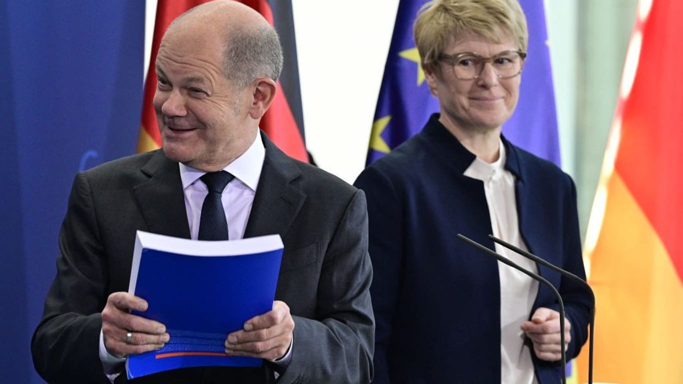 Olaf Scholz und Wirtschaftsweise Veronika Grimm (Archivbild): Der Kanzler hatte zu Beginn seiner Amtszeit viel versprochen.