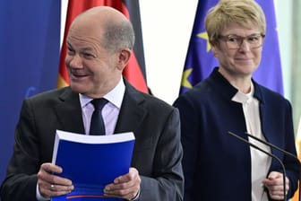 Olaf Scholz und Wirtschaftsweise Veronika Grimm (Archivbild): Der Kanzler hatte zu Beginn seiner Amtszeit viel versprochen.