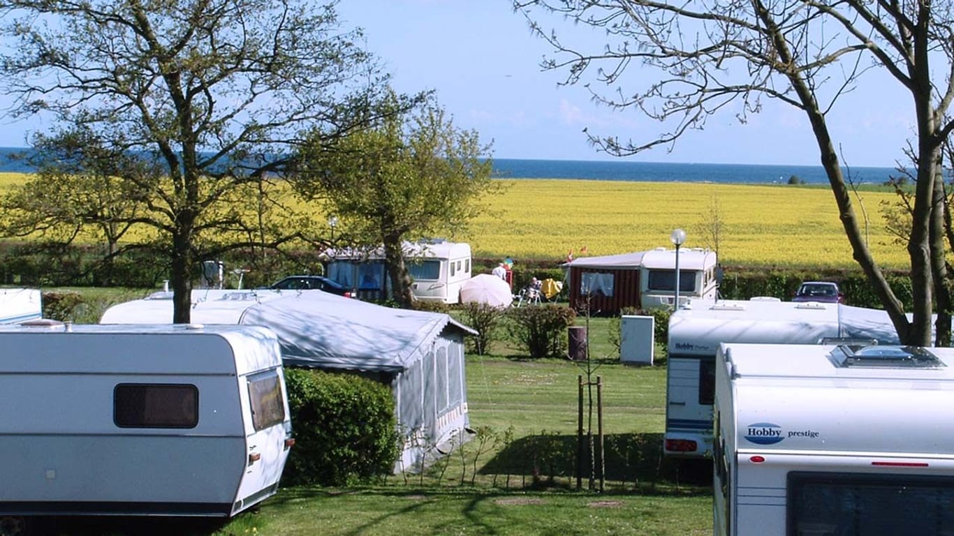 Der Campingplatz am Rosenfelder Strand ist ruhig gelegen direkt an der Ostsee mit einem eigenen Naturstrand.