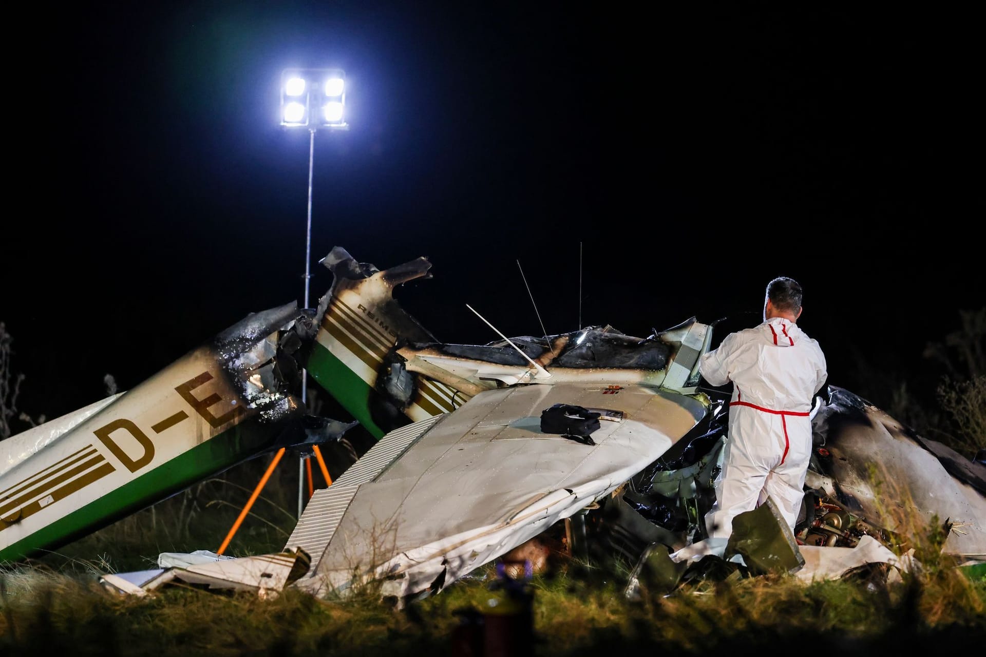 Das Wrack eines Kleinflugzeuges ist nach dem Absturz auf dem Gelände nahe des Flugplatzes in Bad Sassendorf zu sehen