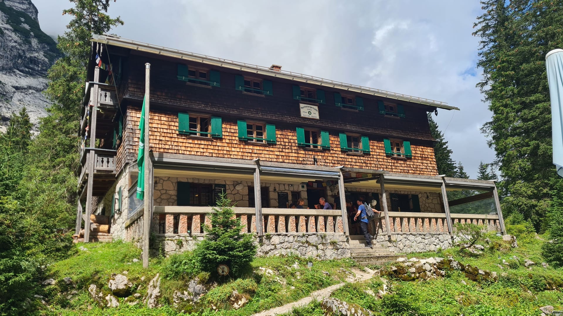 Die Reintalangerhütte: Wer die Tour durchs Reintal auf drei Tage aufteilen will, kann auch dort übernachten.