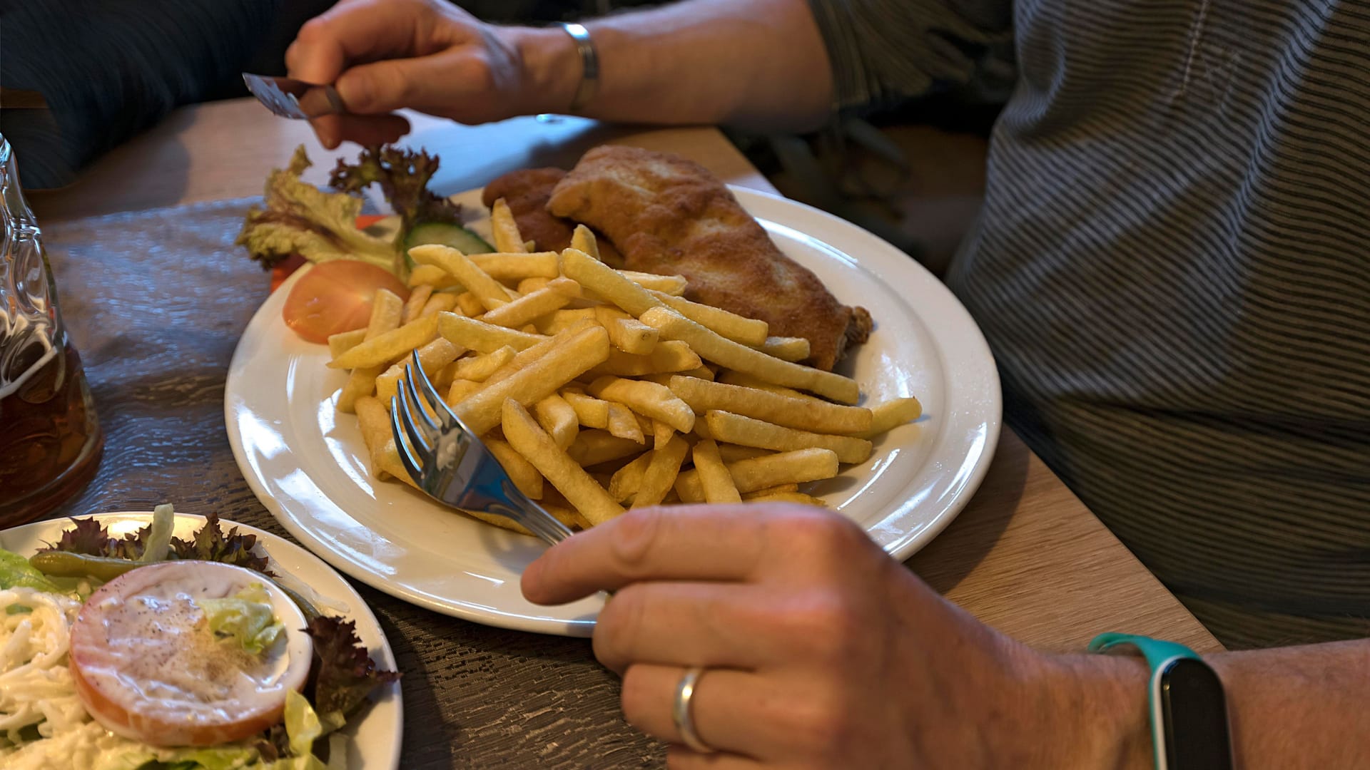 Ein Mann isst Schnitzel im Restaurant (Symbolbild): Der Dorfkrug war bei Gästen sehr beliebt.