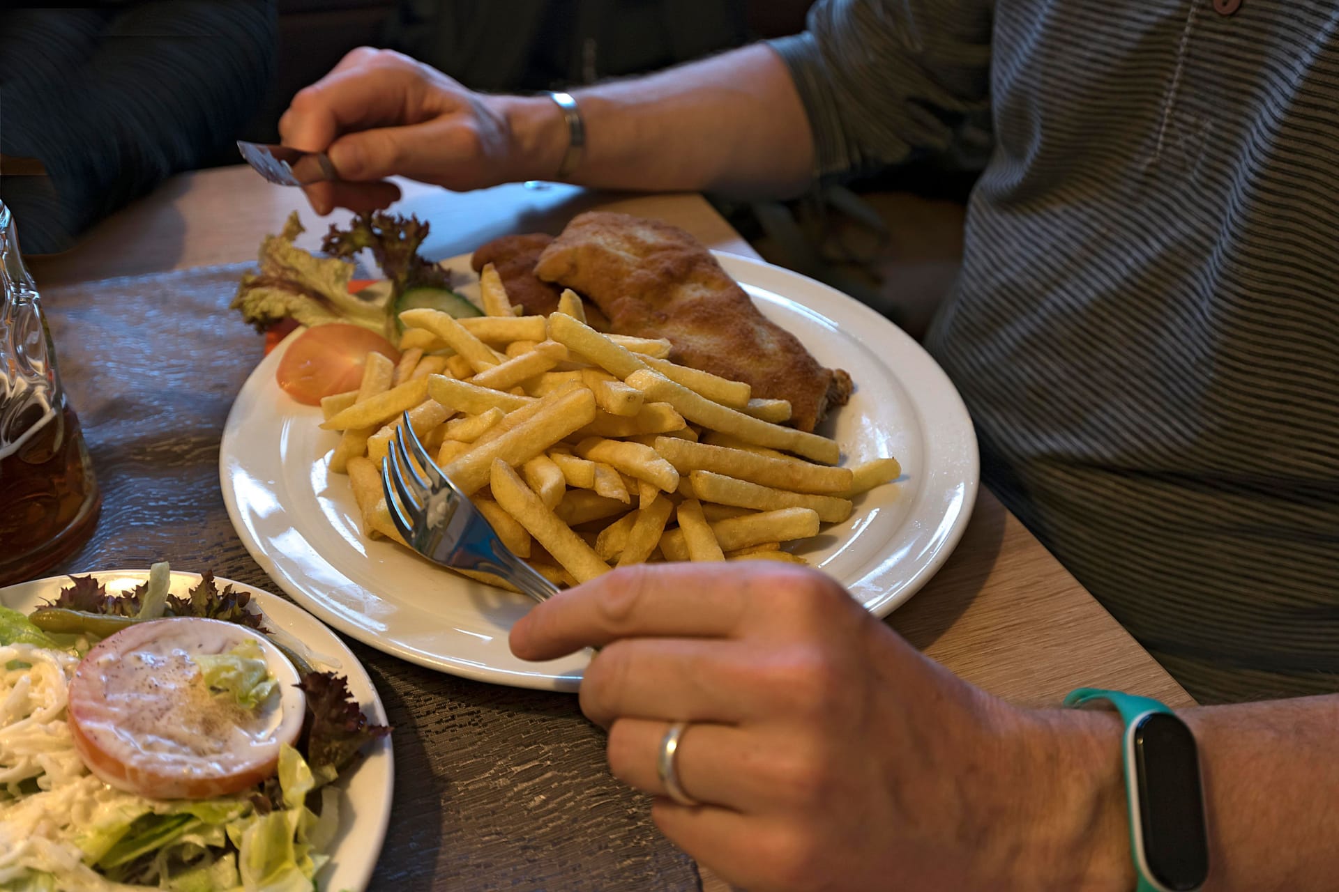 Ein Mann isst Schnitzel im Restaurant (Symbolbild): Der Dorfkrug war bei Gästen sehr beliebt.