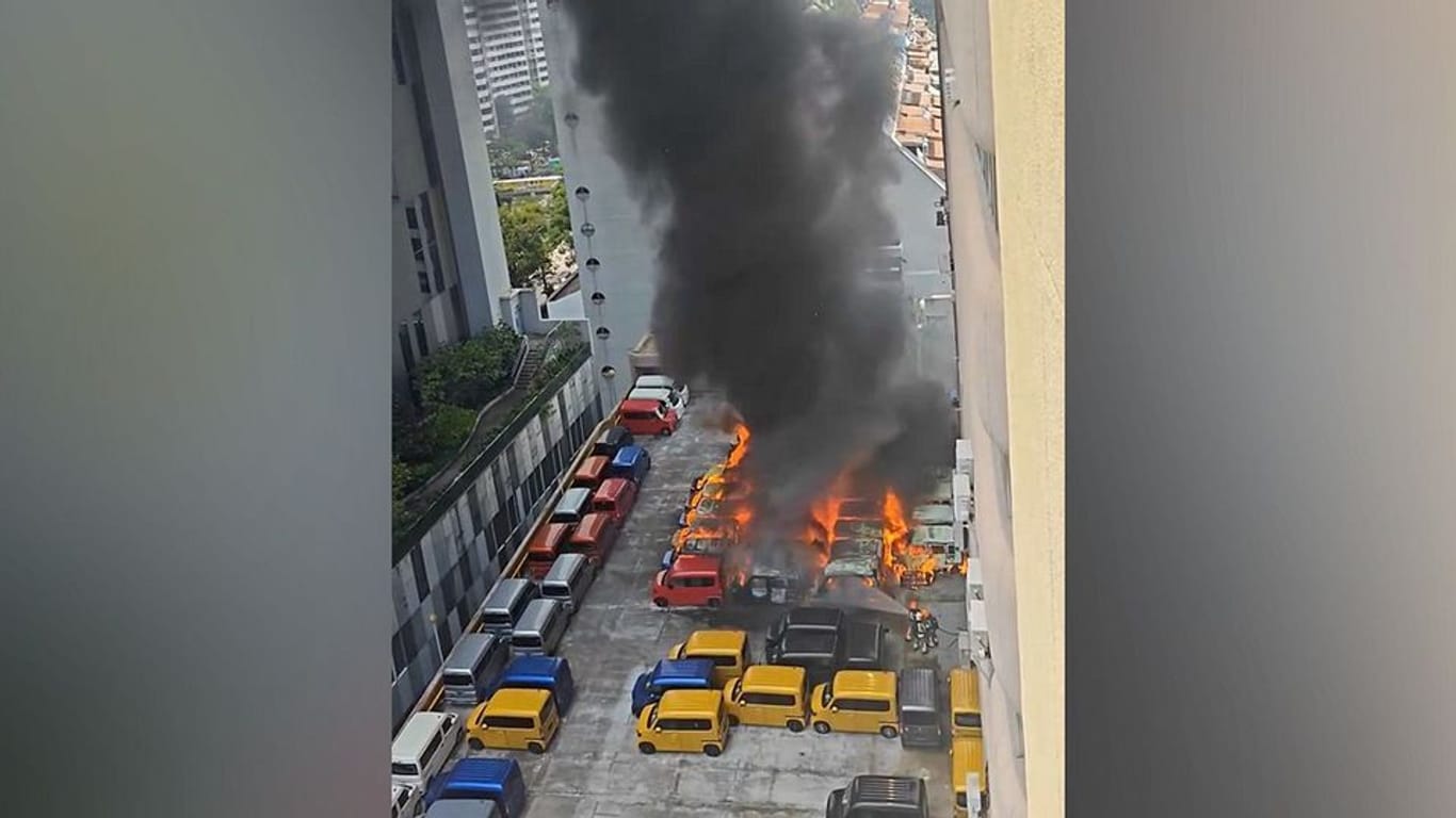 Feuer auf Parkplatz: Drei Dutzend Autos brennen.