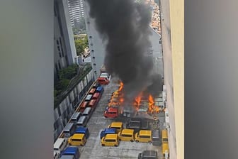 Feuer auf Parkplatz: Drei Dutzend Autos brennen.