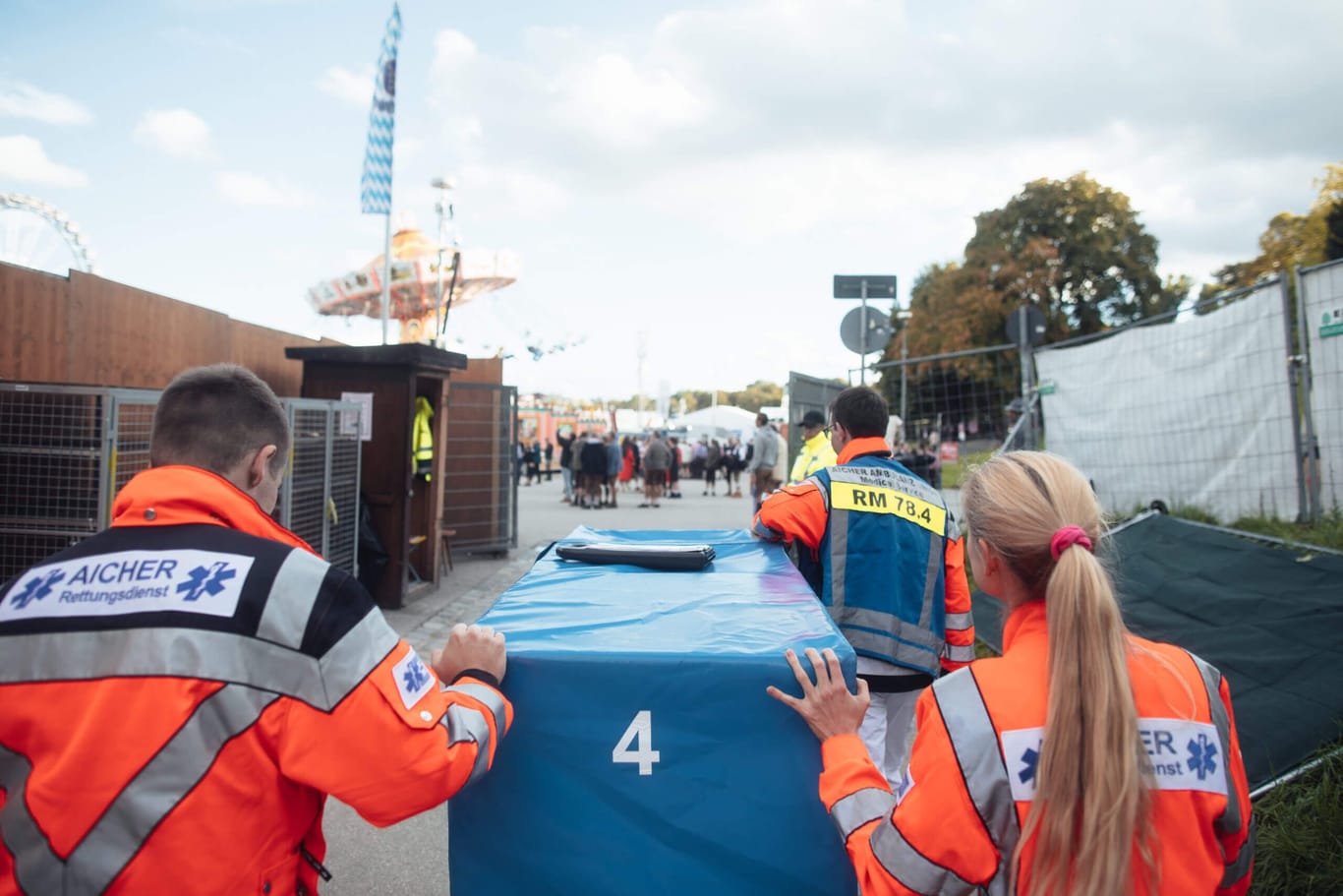 Mitarbeiter der Aicher Ambulanz laufen über das Festgelände (Archivbild): Die Sanitäter haben auf der Wiesn alle Hände voll zu tun.