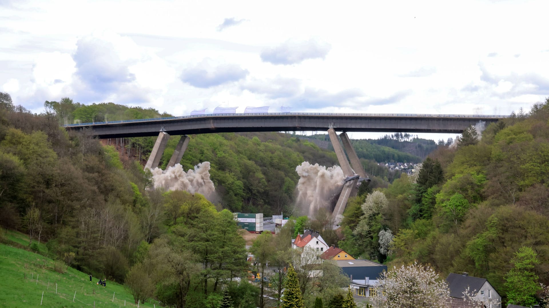 Sprengung der Rahmede-Talbrücke im Mai 2023: Die Region verlor zwei Prozent ihrer Arbeitsplätze, wegen des Ausweichverkehrs sind sechs weitere Brücken gesperrt oder nur noch eingeschränkt befahrbar.