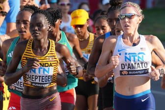 Rebecca Cheptegei (l.) bei einem Marathon: Die Frau aus Uganda wurde Opfer einer Straftat.