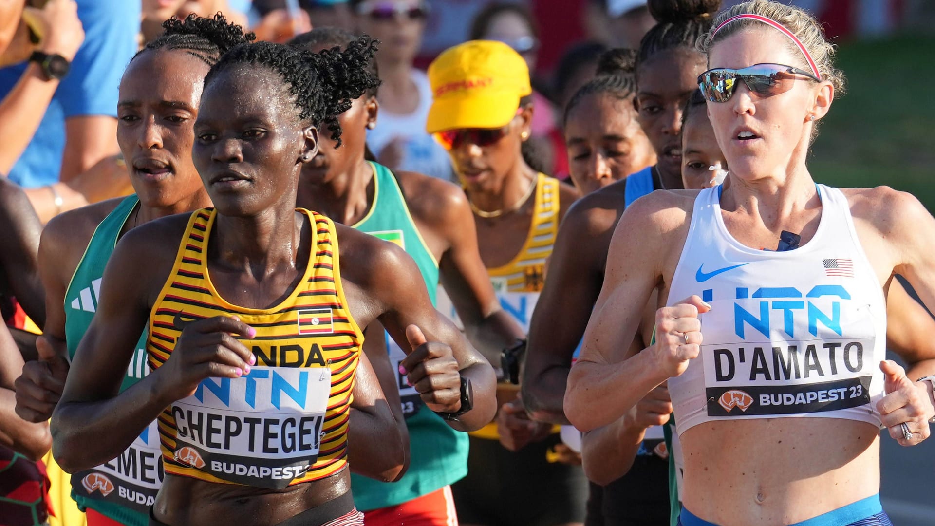 Rebecca Cheptegei (l.) bei einem Marathon: Die Frau aus Uganda wurde Opfer einer Straftat.