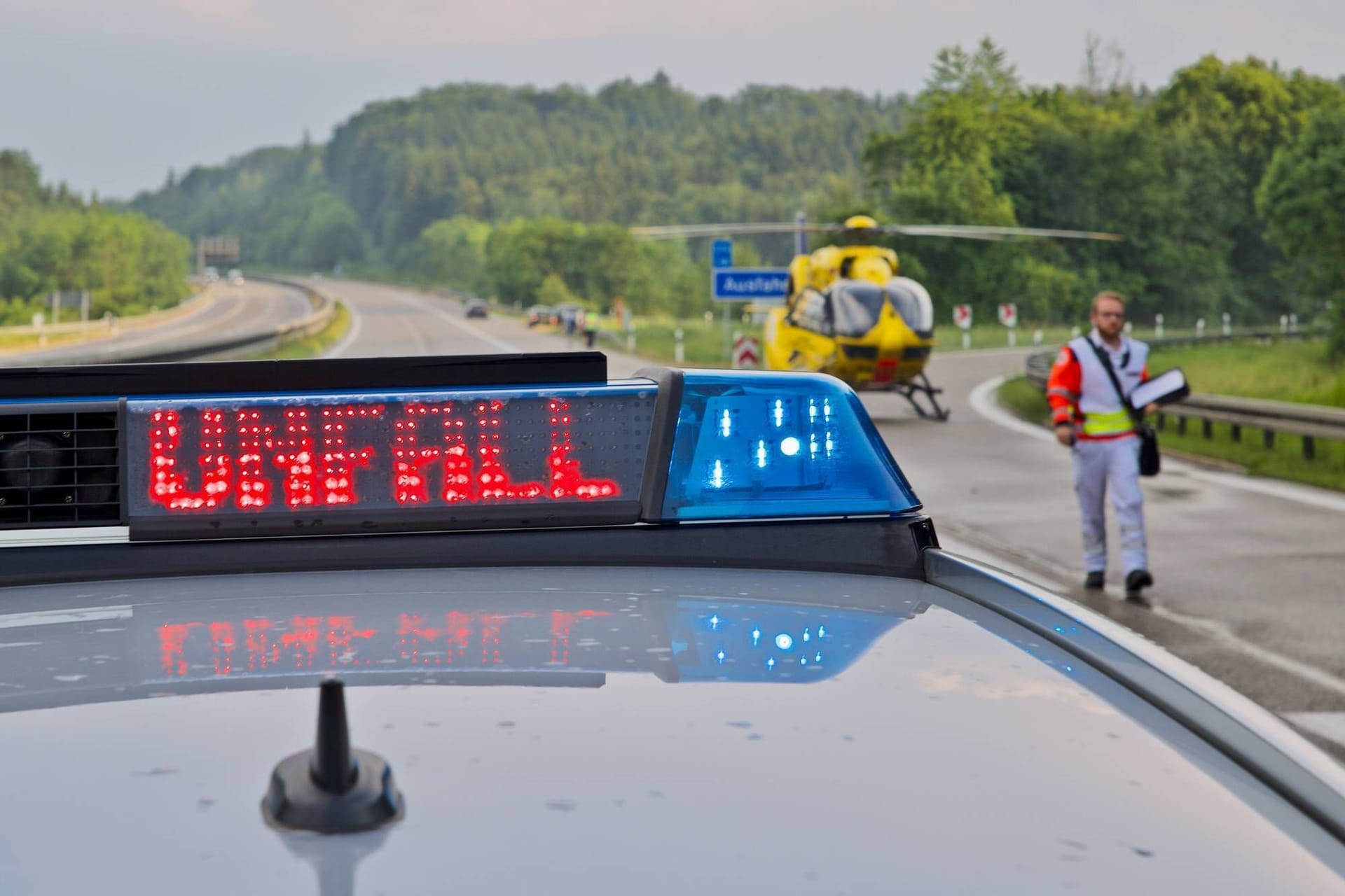 Ein Polizeiauto warnt vor einem Unfall auf der Autobahn (Symbolbild): Die Vollsperrung konnte nach einiger Zeit wieder aufgehoben werden.